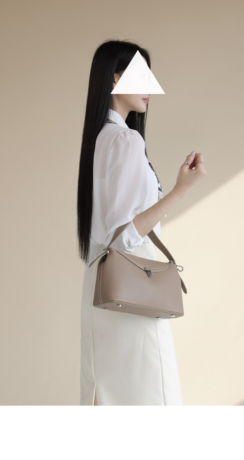 가방 모델 착용 이미지-S1L13