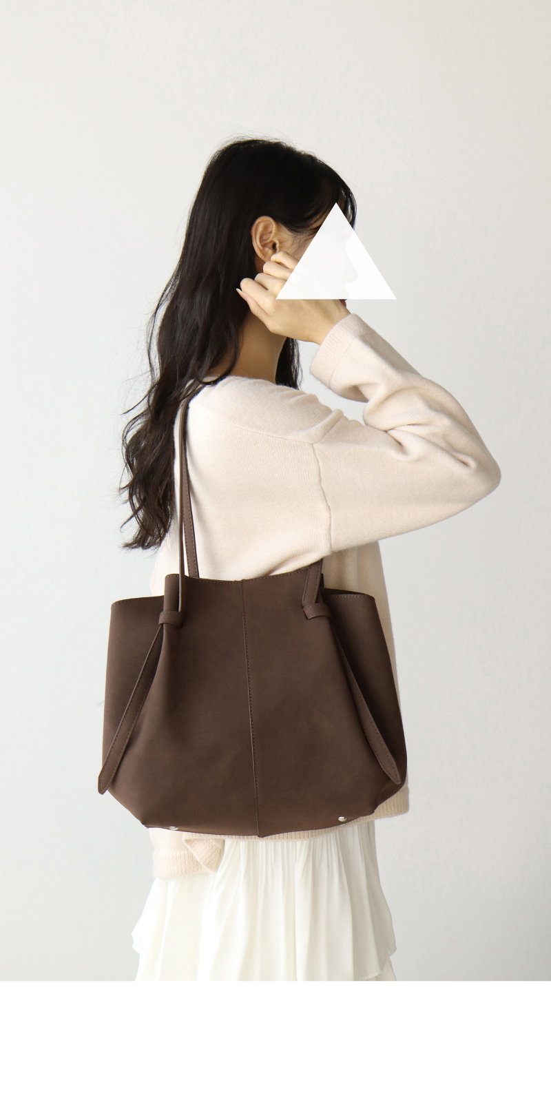 가방 모델 착용 이미지-S1L4