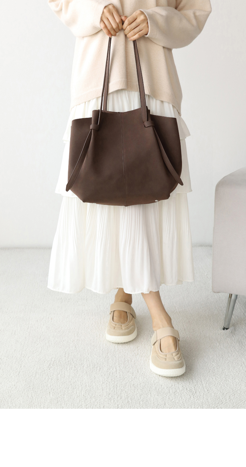 가방 모델 착용 이미지-S1L5