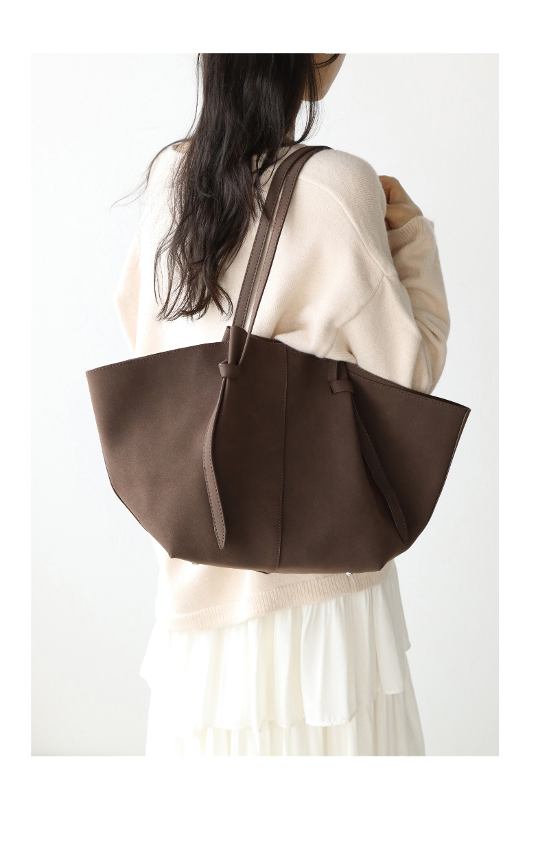 가방 모델 착용 이미지-S1L9