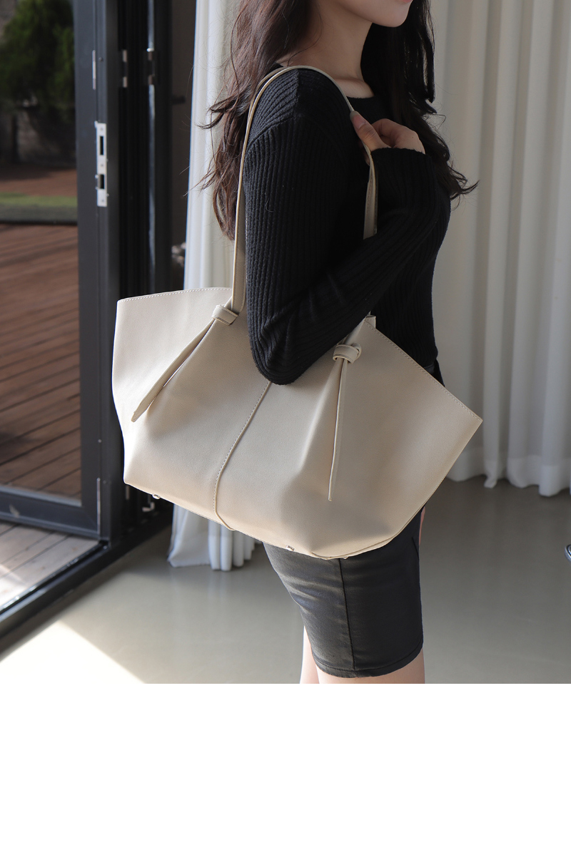 가방 모델 착용 이미지-S1L17