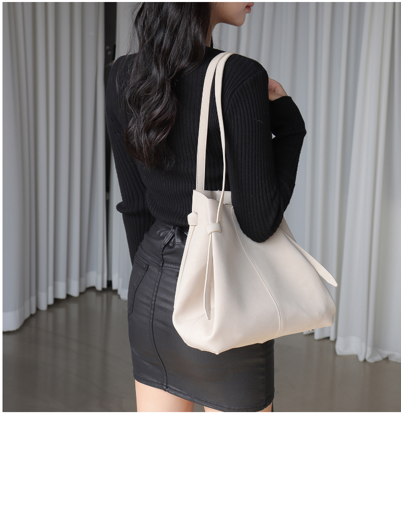 가방 모델 착용 이미지-S7L1