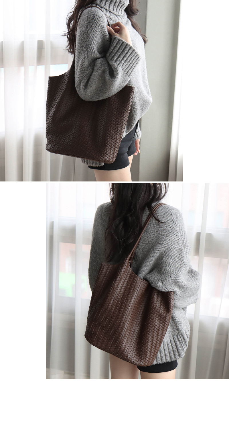 가방 모델 착용 이미지-S1L8