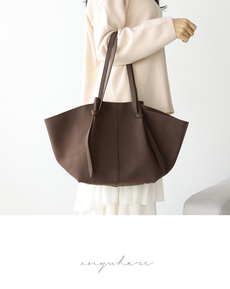 가방 모델 착용 이미지-S1L8