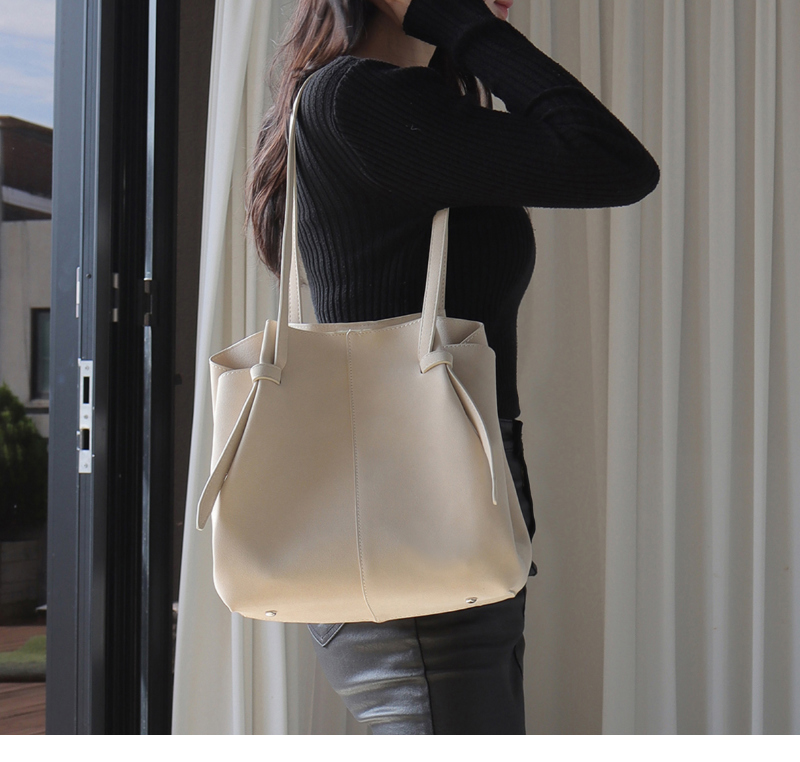 가방 모델 착용 이미지-S1L26