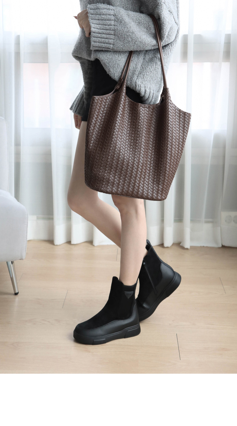 가방 모델 착용 이미지-S1L5