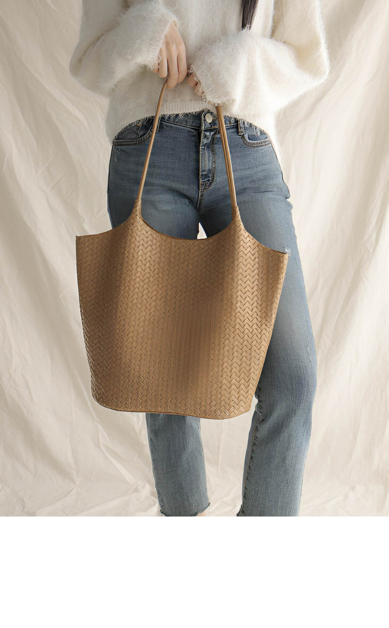 가방 모델 착용 이미지-S1L11