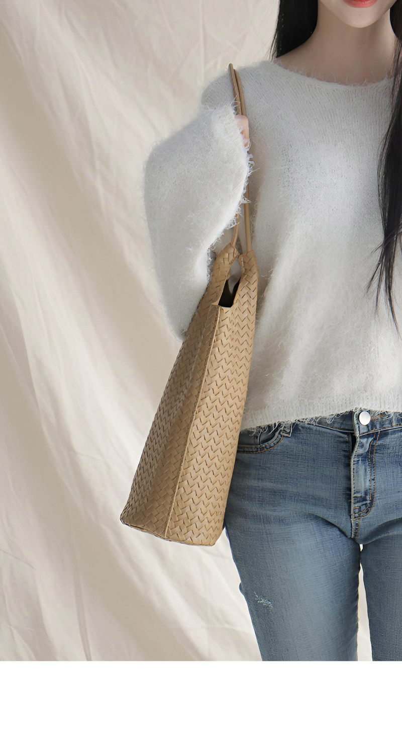 가방 모델 착용 이미지-S1L14