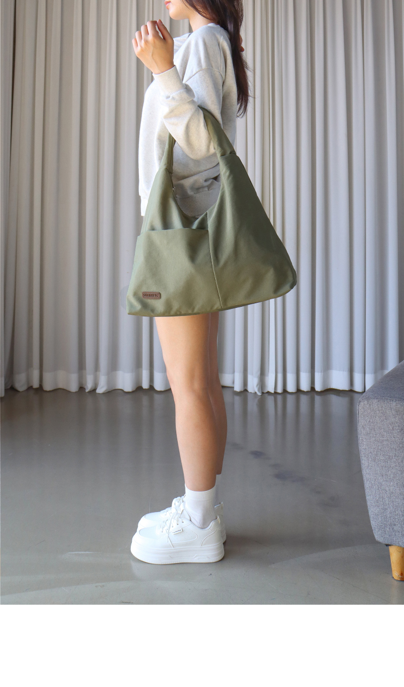 가방 모델 착용 이미지-S1L26
