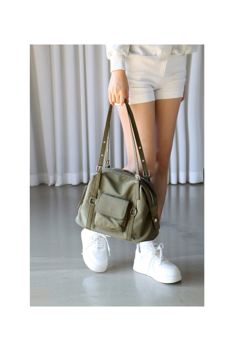 가방 모델 착용 이미지-S1L26