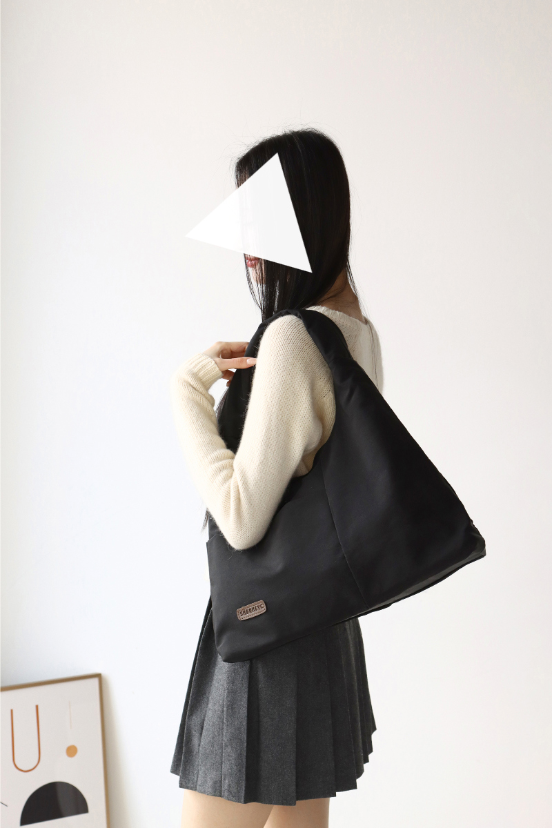 가방 모델 착용 이미지-S1L17