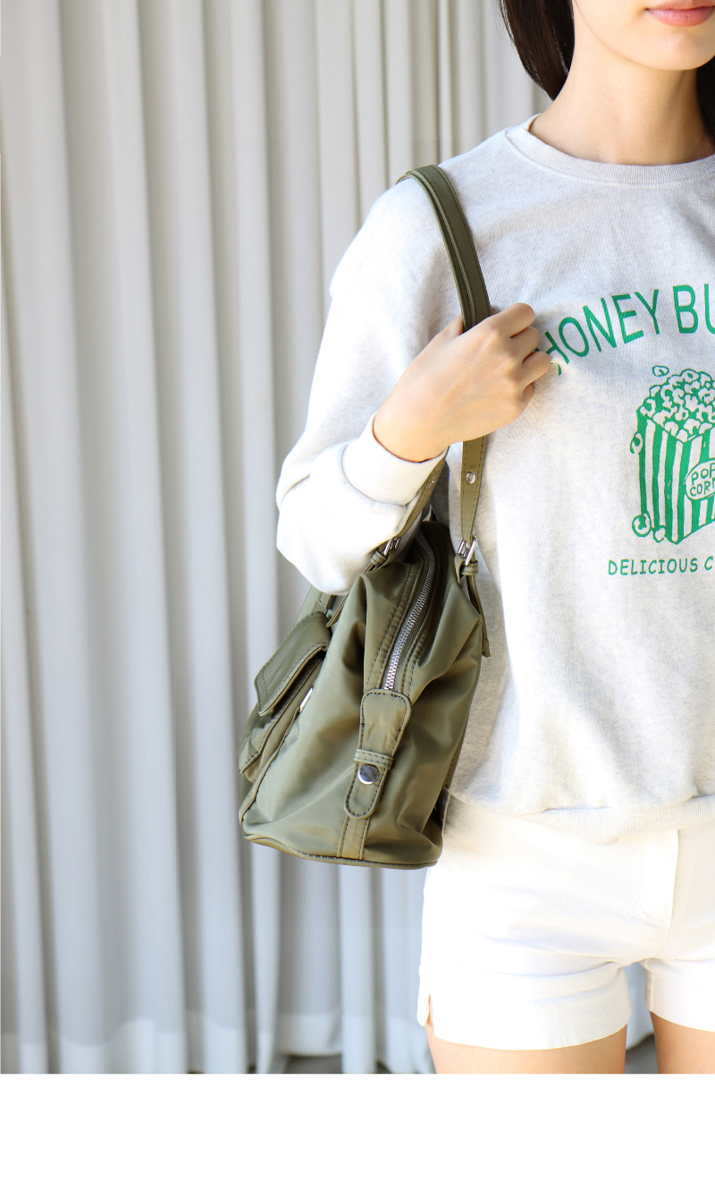 가방 모델 착용 이미지-S1L22