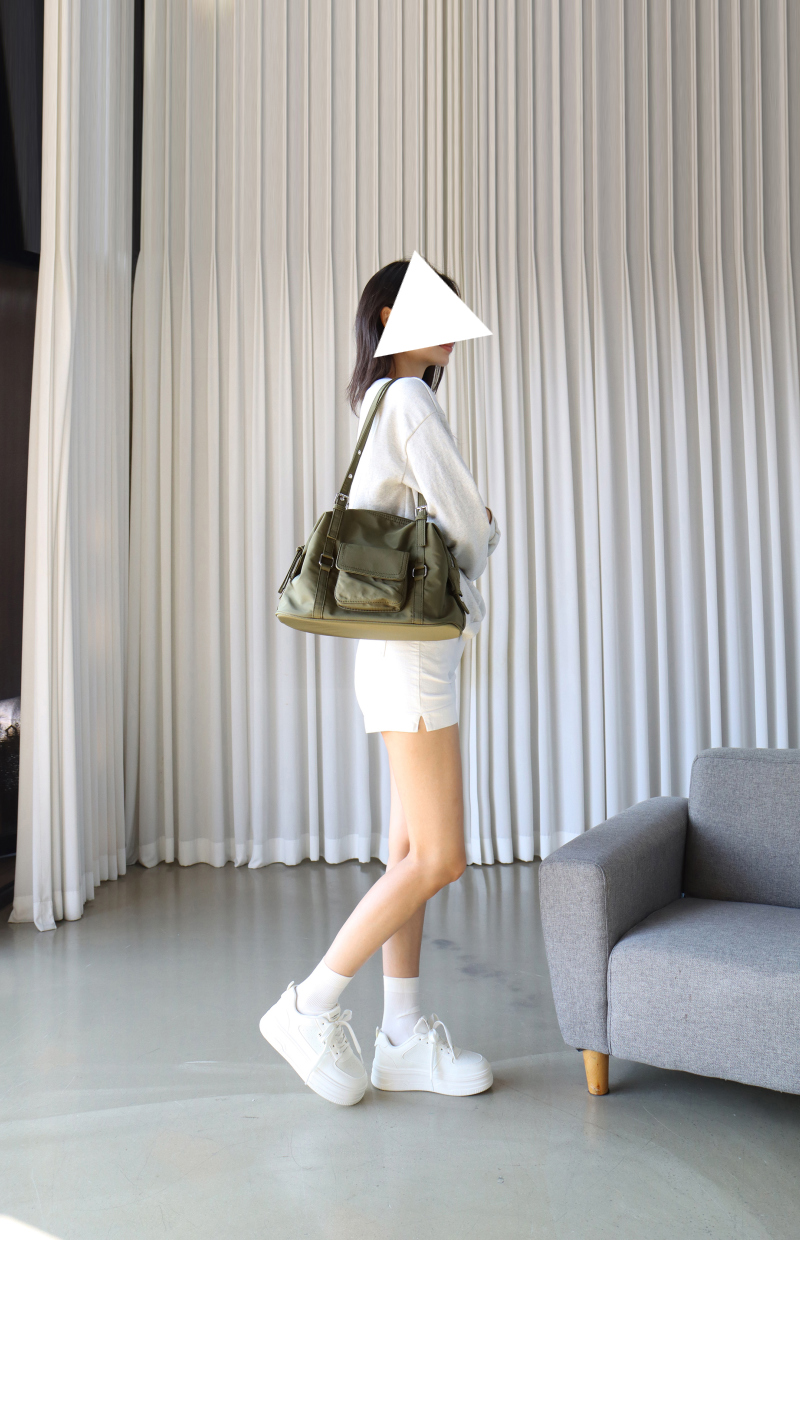 가방 모델 착용 이미지-S1L23