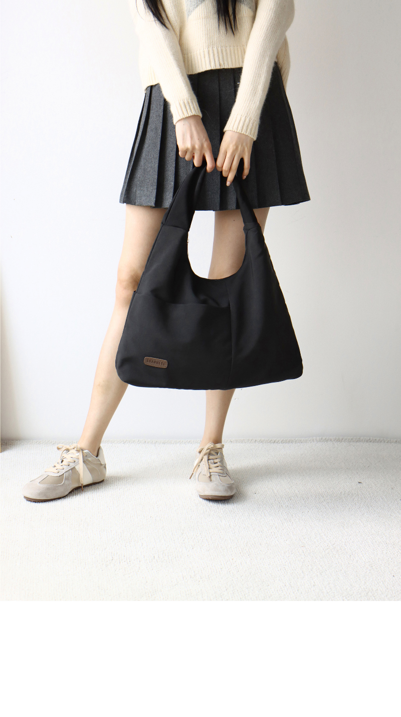 가방 모델 착용 이미지-S1L16