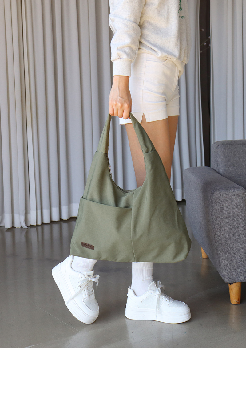 가방 모델 착용 이미지-S1L22