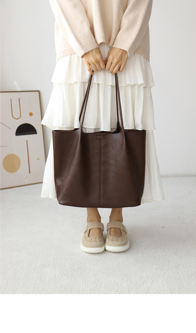 가방 모델 착용 이미지-S1L4