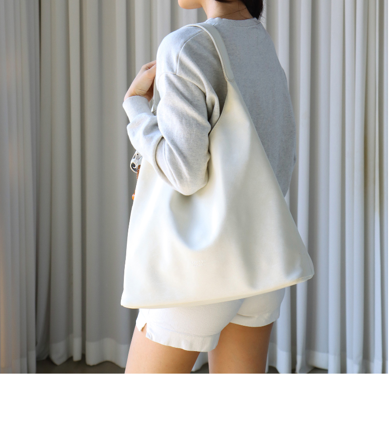 가방 모델 착용 이미지-S1L14