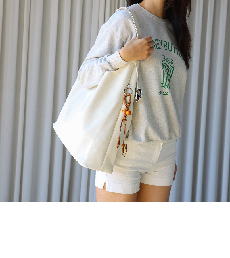 가방 모델 착용 이미지-S1L15