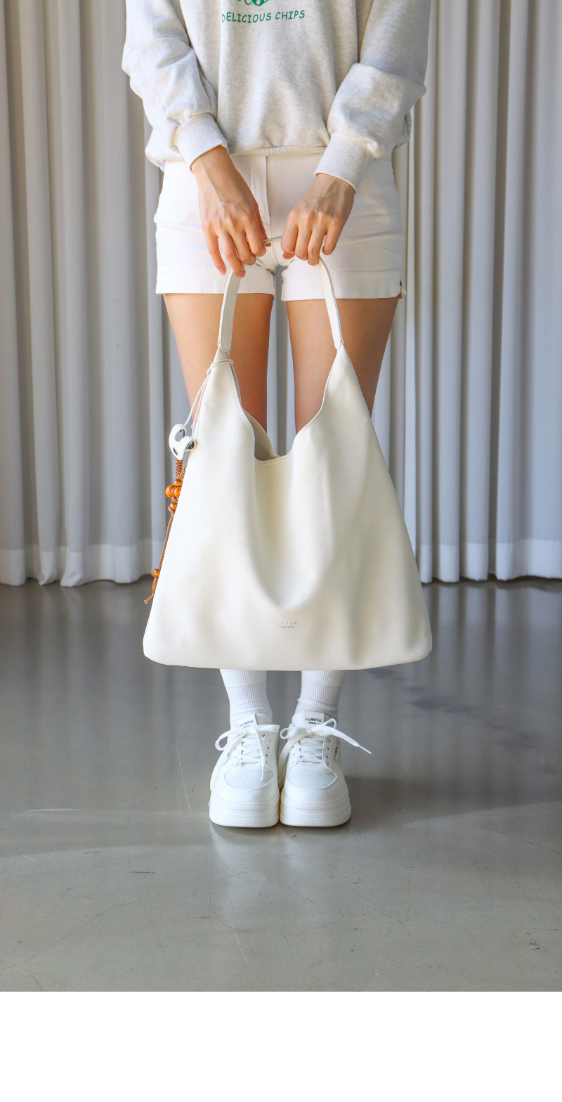 가방 모델 착용 이미지-S1L13