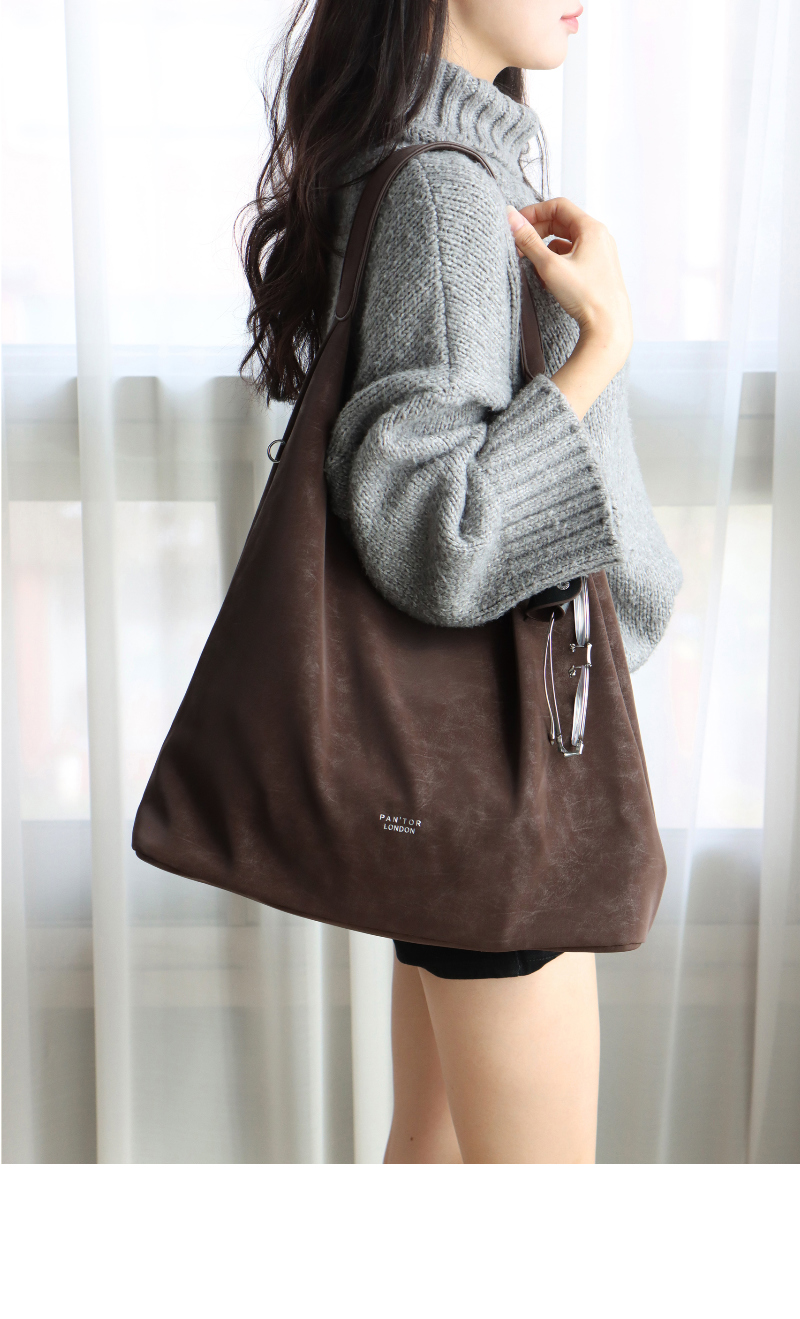 가방 모델 착용 이미지-S1L26