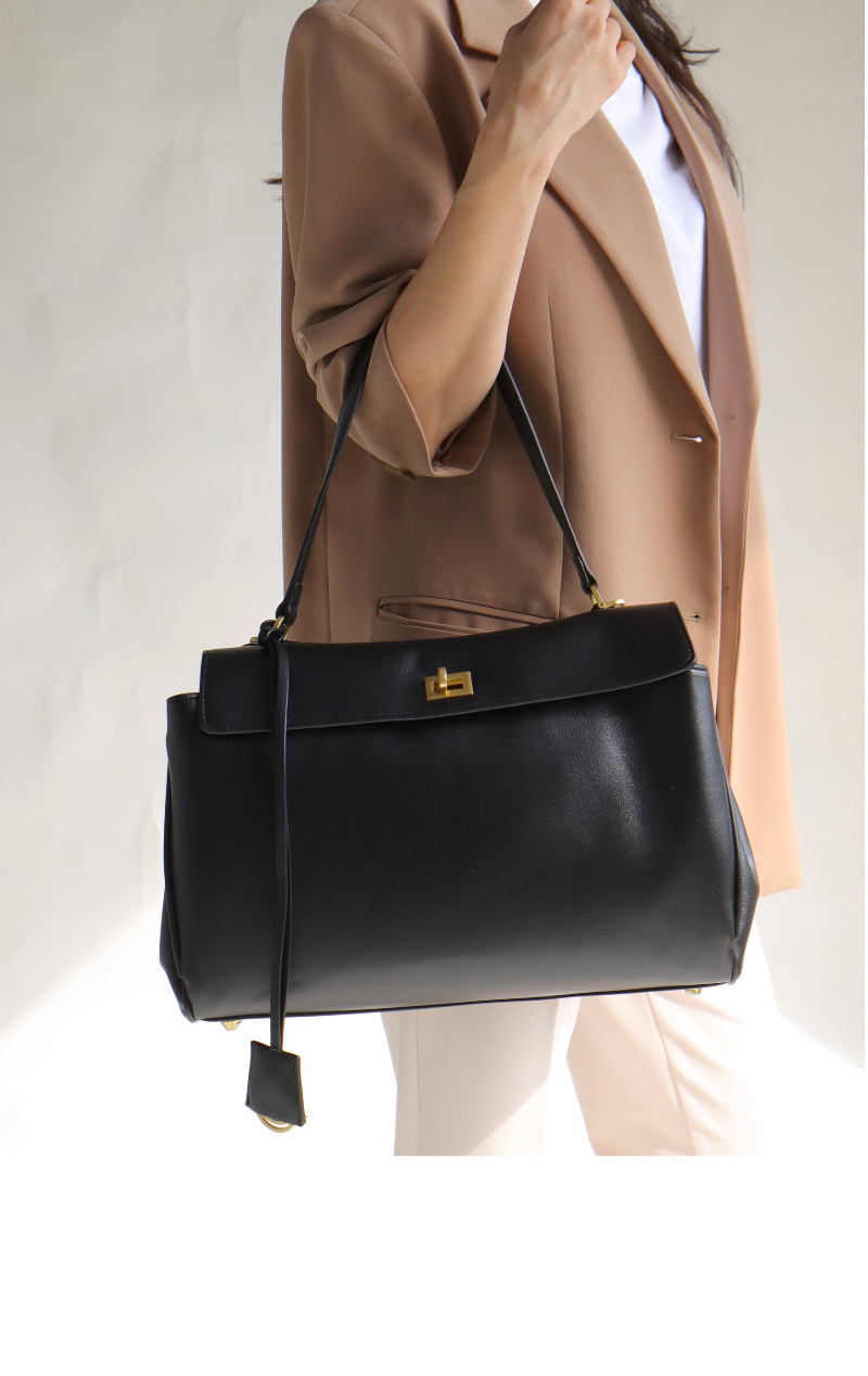 가방 모델 착용 이미지-S12L1