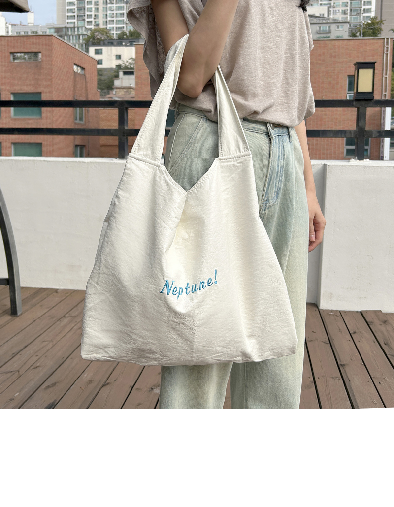 가방 모델 착용 이미지-S7L8