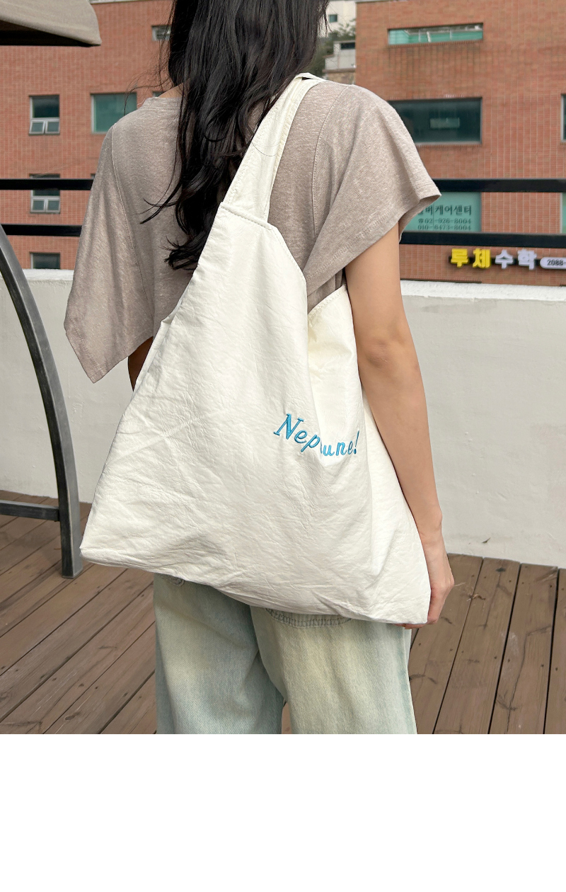 가방 모델 착용 이미지-S7L6