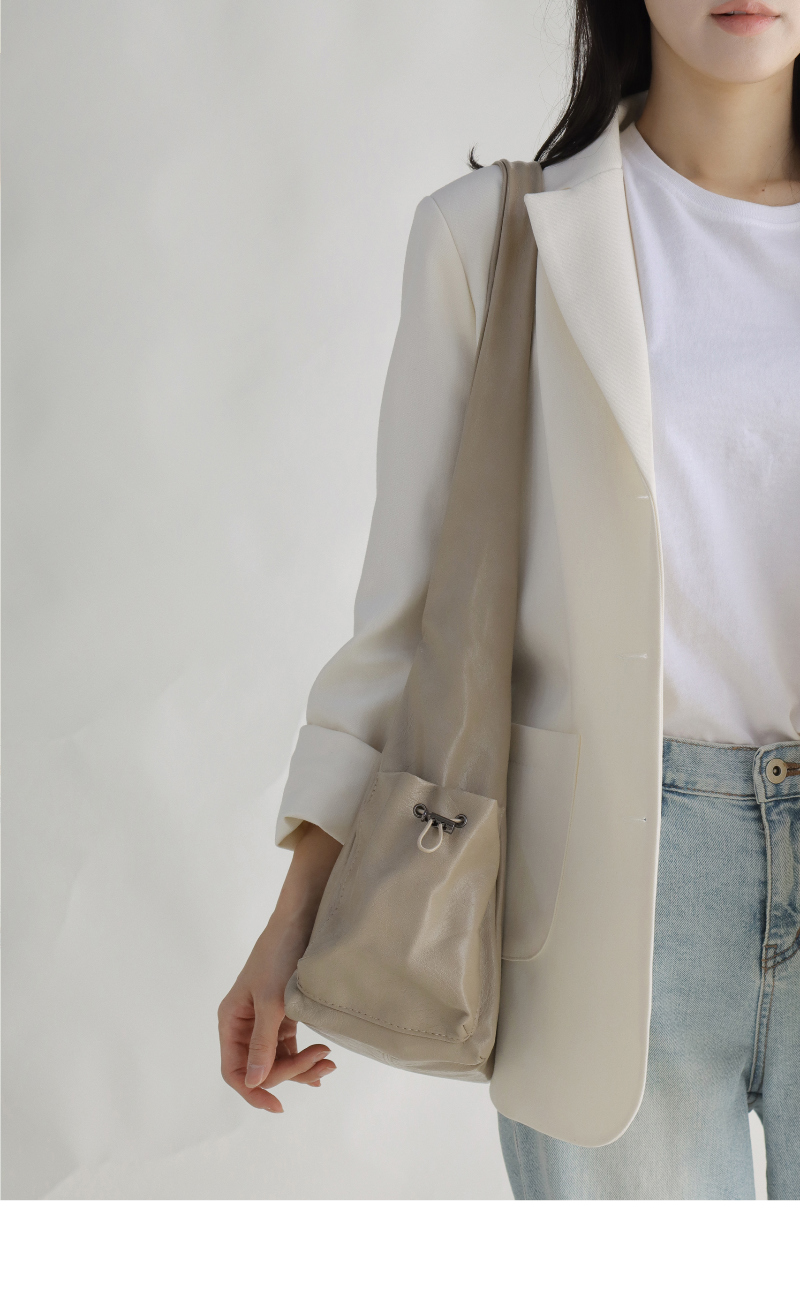 가방 모델 착용 이미지-S8L2