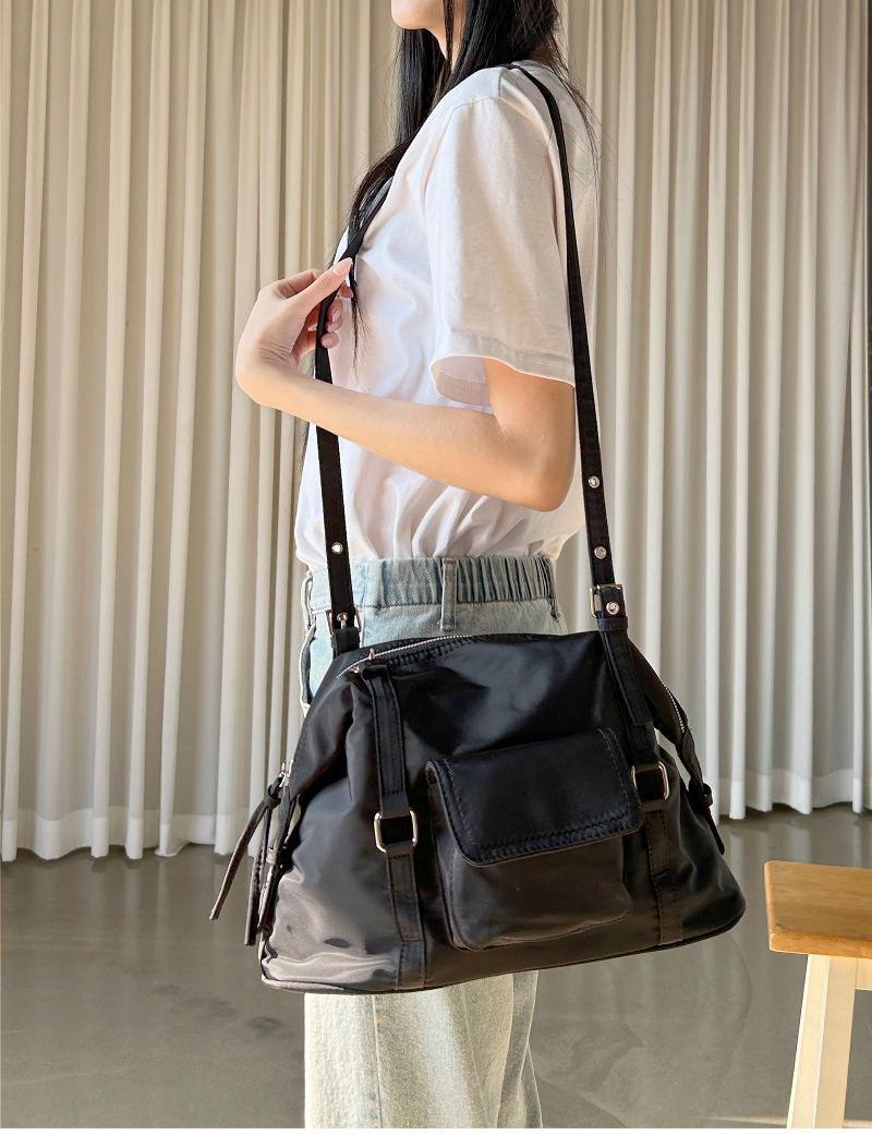 가방 모델 착용 이미지-S7L1