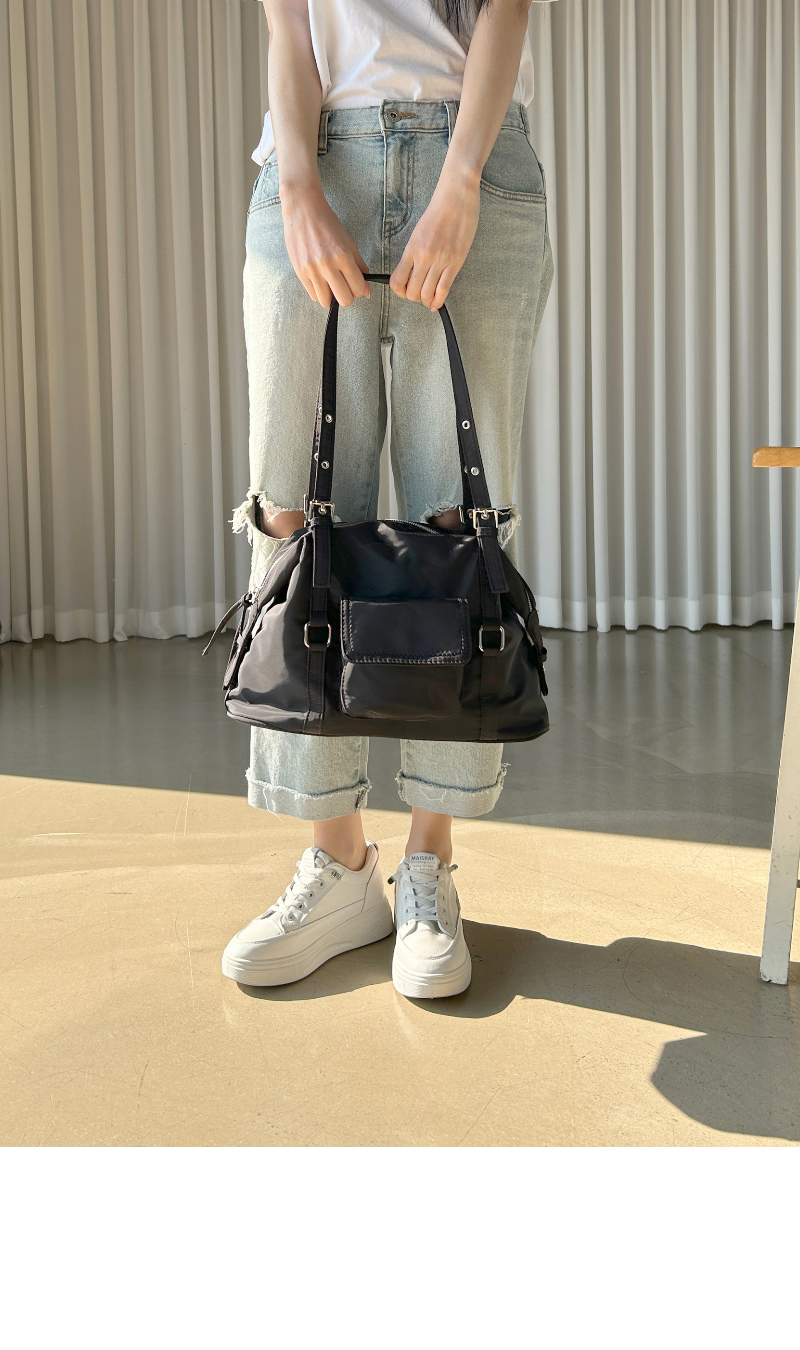 가방 모델 착용 이미지-S7L6