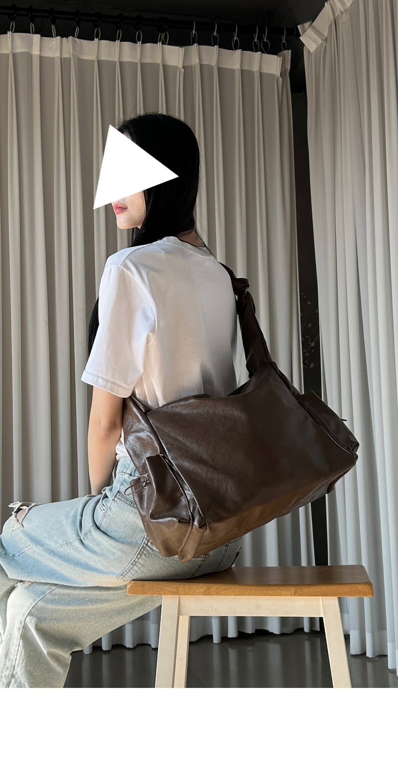 가방 모델 착용 이미지-S8L16