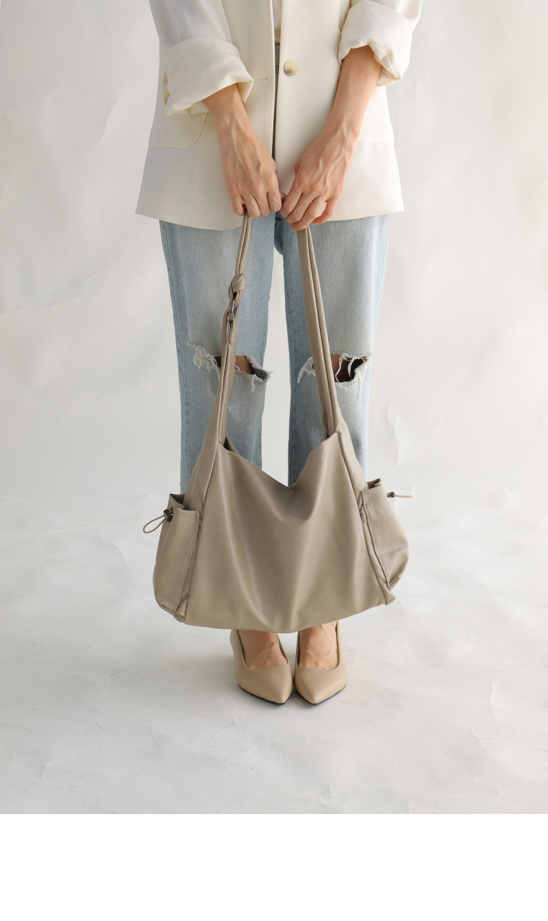 가방 모델 착용 이미지-S8L4