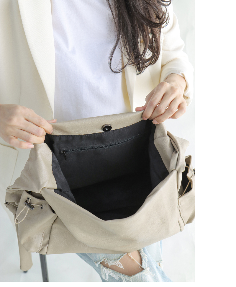 가방 모델 착용 이미지-S8L5