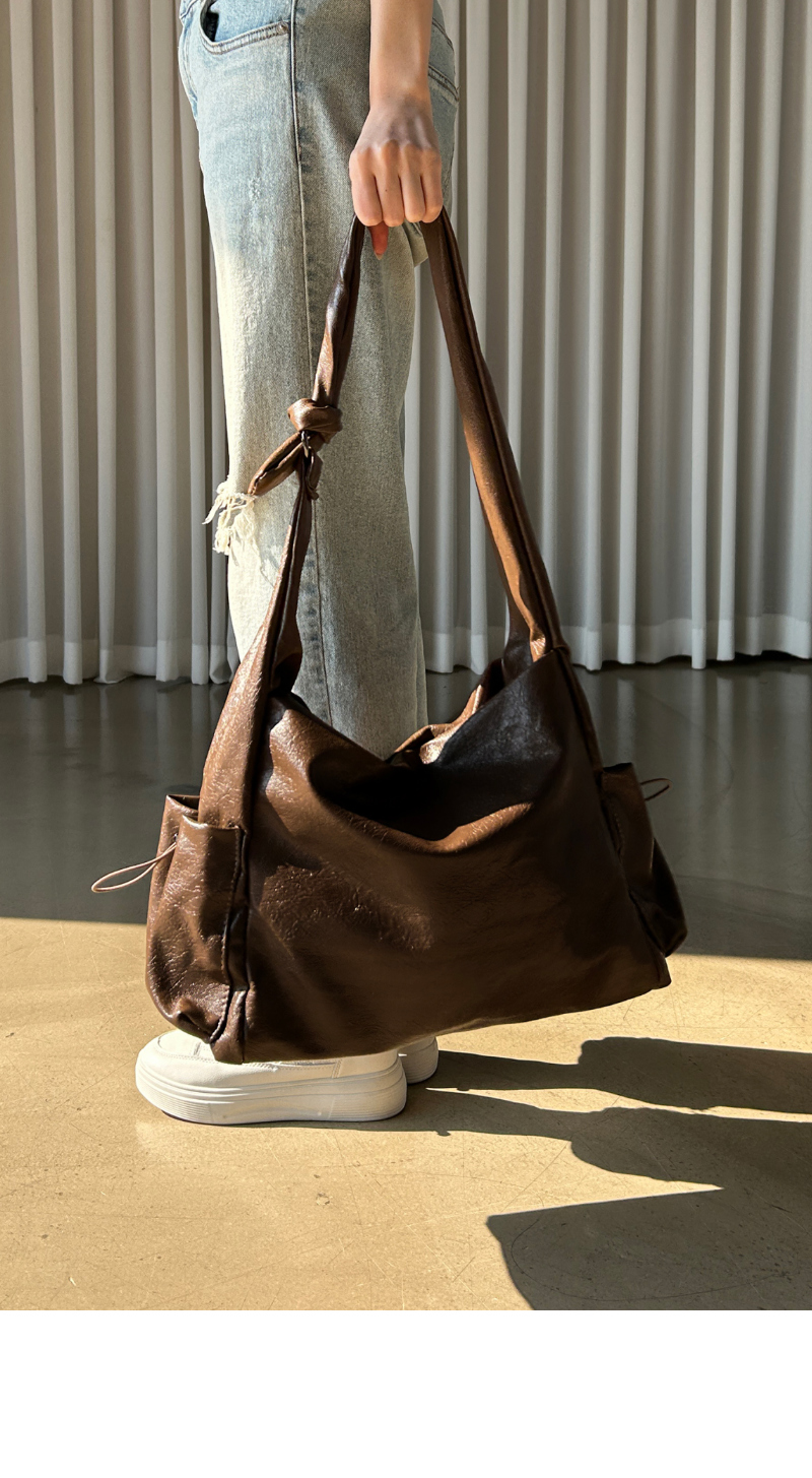 가방 모델 착용 이미지-S8L13