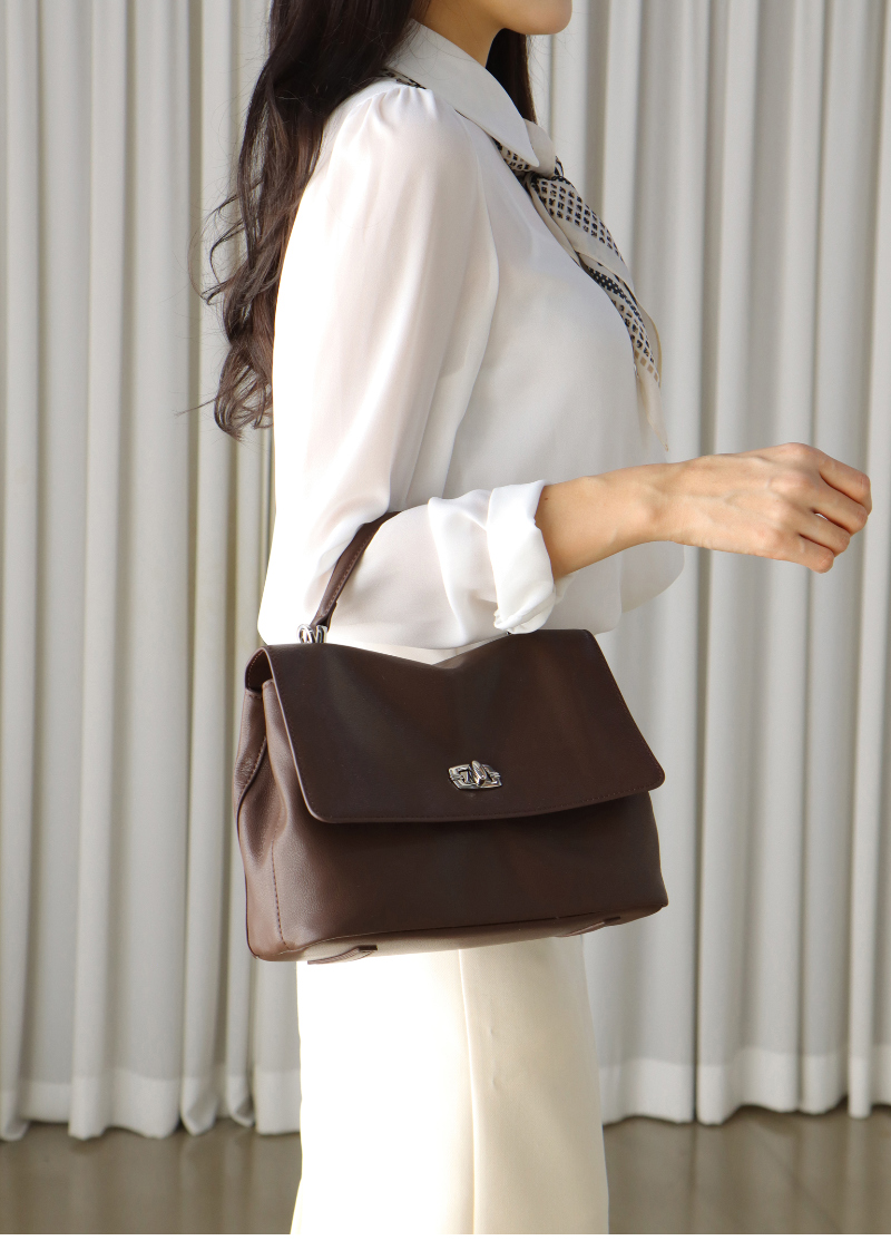 가방 모델 착용 이미지-S5L11