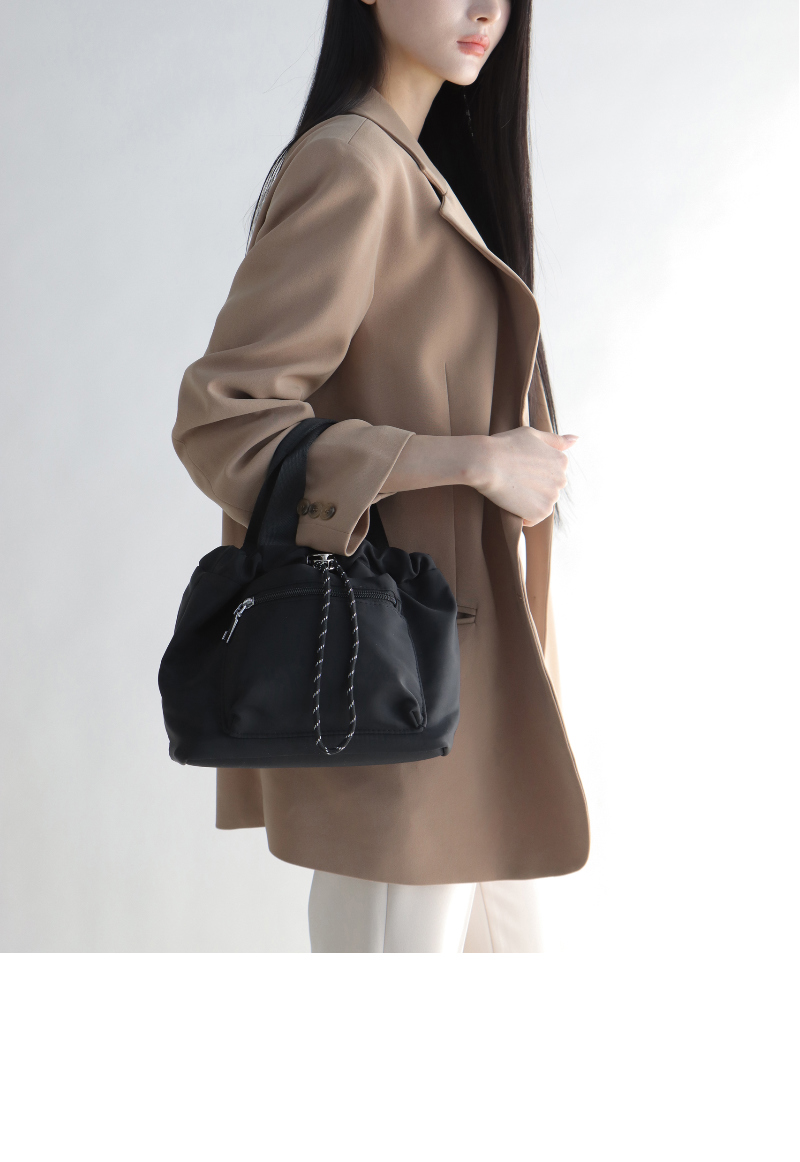 가방 모델 착용 이미지-S1L19