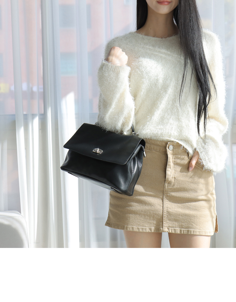 가방 모델 착용 이미지-S12L8