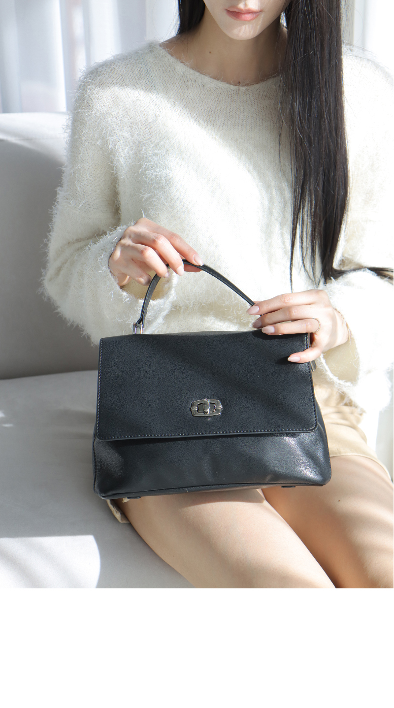 가방 모델 착용 이미지-S12L6