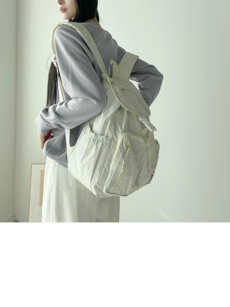 가방 모델 착용 이미지-S1L7