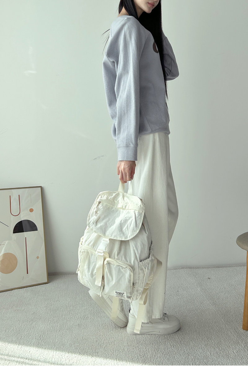 가방 모델 착용 이미지-S1L4