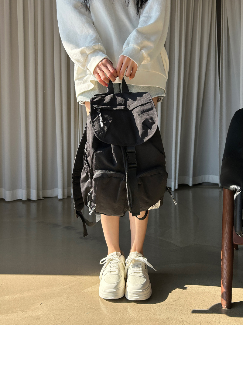 가방 모델 착용 이미지-S1L17