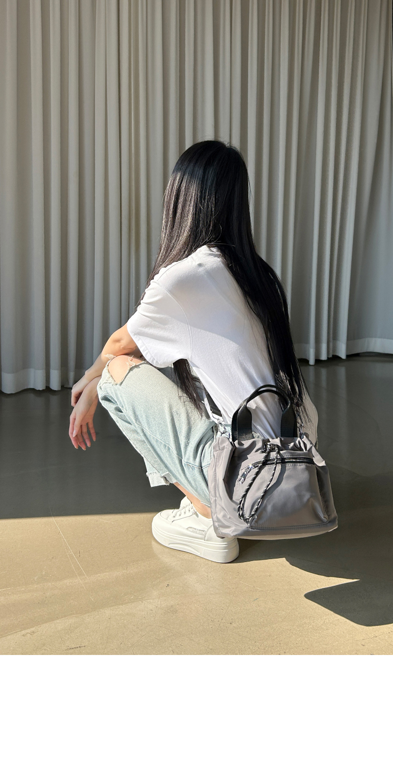 가방 모델 착용 이미지-S1L13