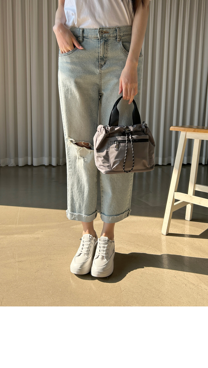 가방 모델 착용 이미지-S1L12