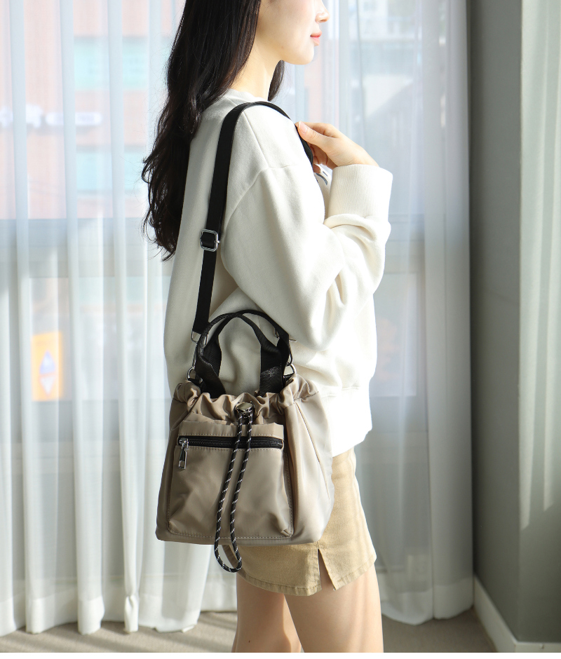 가방 모델 착용 이미지-S1L29