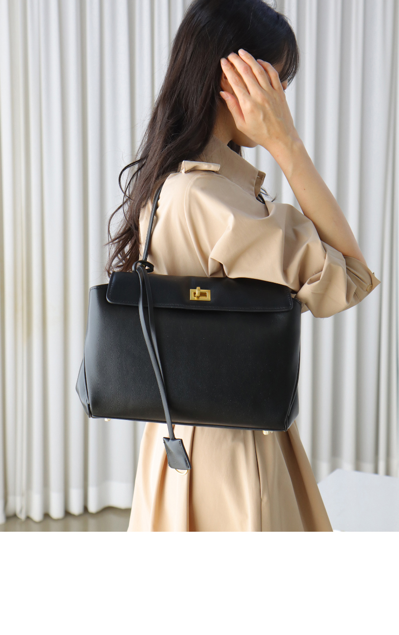 가방 모델 착용 이미지-S12L11