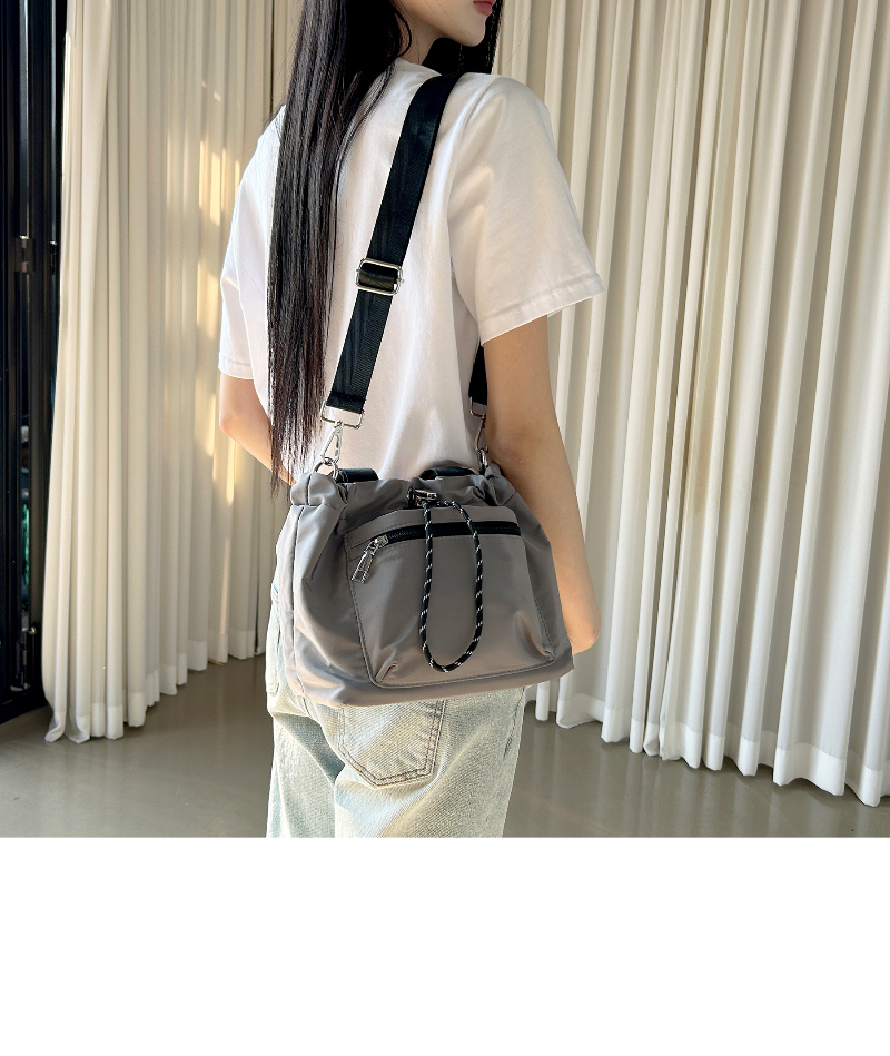 가방 모델 착용 이미지-S1L16