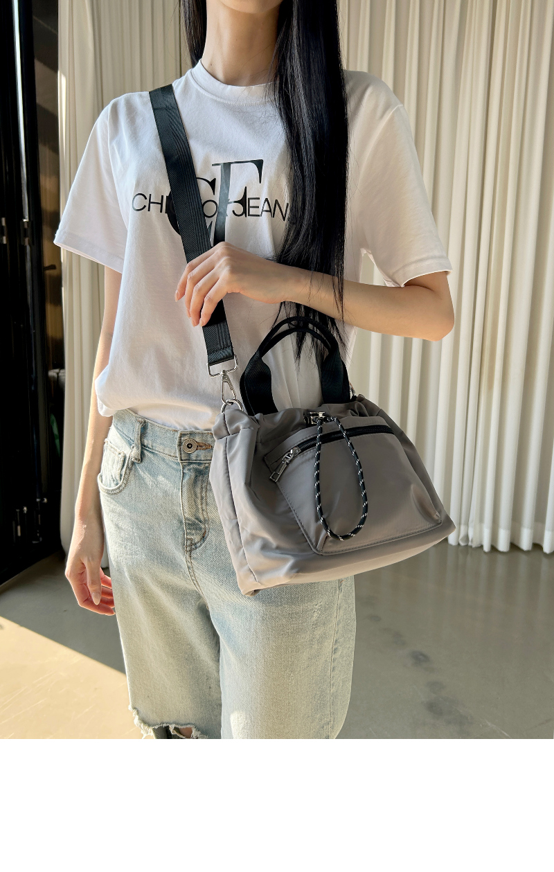 가방 모델 착용 이미지-S1L14