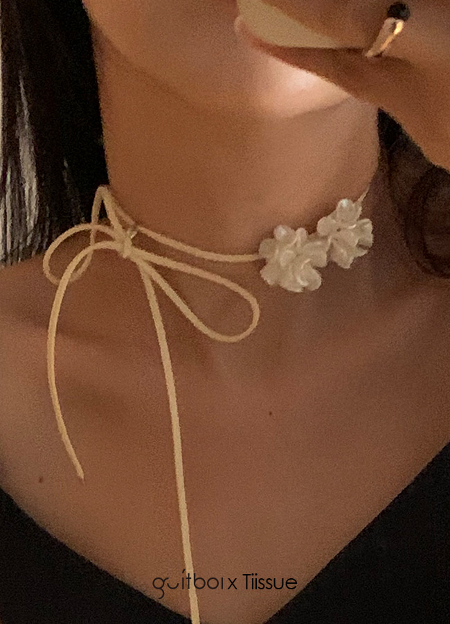 [Tiissue x Guitbol 빠른 배송] FLOWER SUEDE NECKLACE (CREAM)